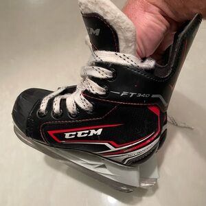 CCM youth hockey ice skates 9